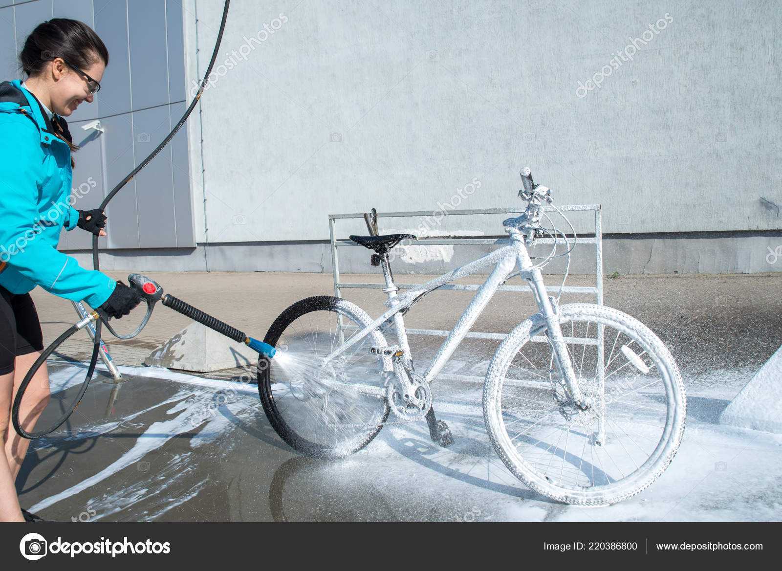 Можно мыть велосипед. Мойка для мытья велосипеда. Мыть велосипед. Моем велосипед на мойке. Мужик моется с велосипедом.