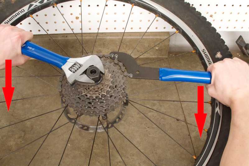 На заднем колесе на велосипеде видео. Съемник для звездочек велосипеда Shimano. Кассета заднего колеса велосипеда. Ключ для откручивания задних звездочек велосипеда. Трещетка на колесо велосипеда.