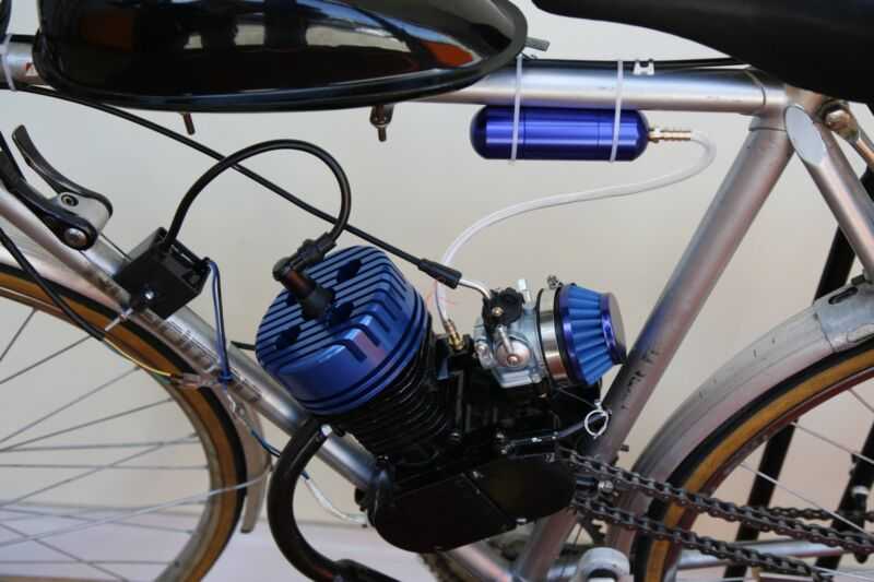 Какой двигатель на велосипеде. Двигатель велосипедный f80e. Бензиновый мотор для велосипеда 120 кубов. Веломотор бензиновый. Веломотор f50 цилиндр.