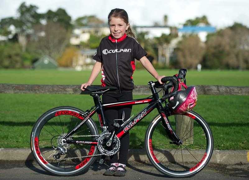 Какой велосипед купить на год. Подросток на велосипеде. Велосипеды для подростков девочек. Велосипед для девочки подростка. Велосипед спортивный подростковый.