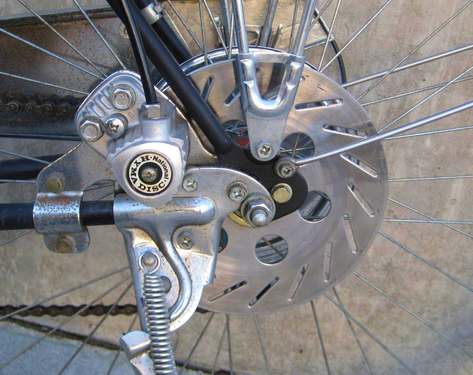 Тормозной диск на колесе велосипеда. ХВЗ кронштейн для дисковых тормозов. Дисковый тормоз велосипеда Comanche Classic. Дисковые тормоза на ХВЗ. Крепление для дискового тормоза на велосипед ХВЗ.