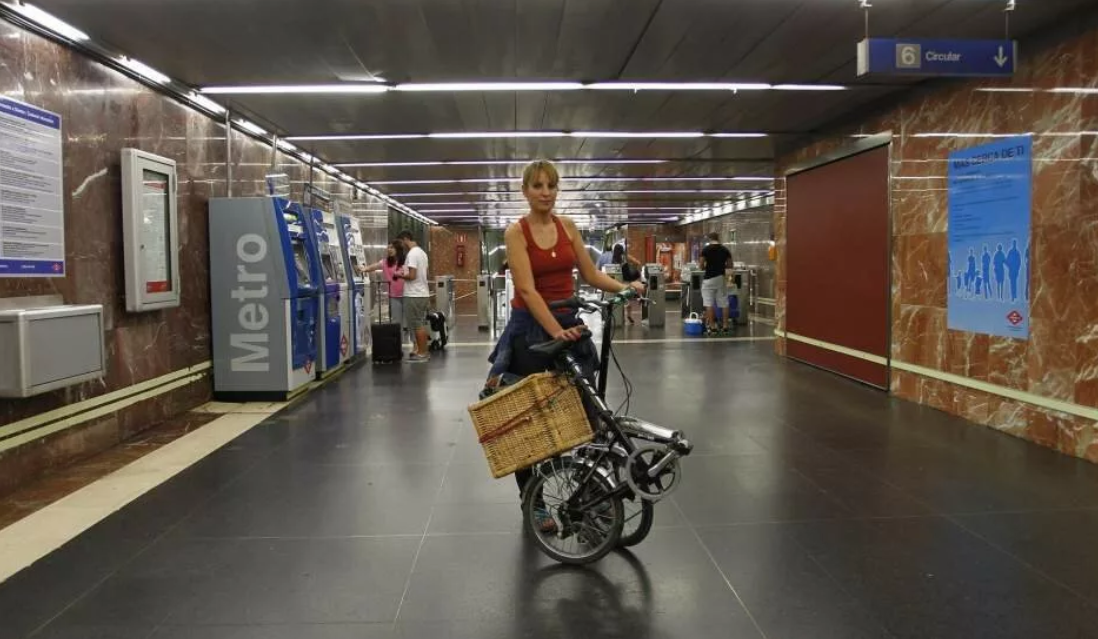 Электросамокат можно в метро. В метро с велосипедом. Складной велосипед в метро. Провоз велосипеда в метро. Перевозка велосипеда в метро.