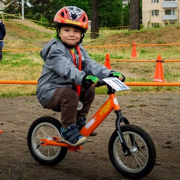 Как научить ребенка кататься на велосипеде двухколесном. Кататься на двухколесном велосипеде. Научить 4летнего ребенка кататься на велосипеде. Ребёнок катается на двухколесном велосипеде. Научить ребенка кататься на велосипеде двухколесном в 6 лет.