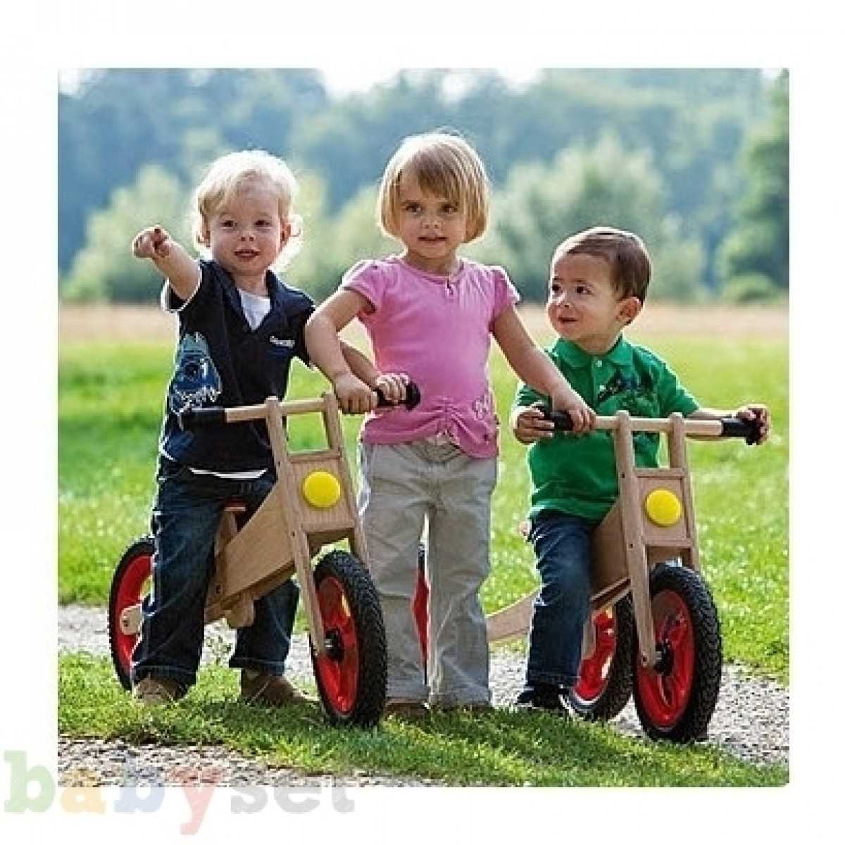 Лучший беговел для ребенка. Маленький велосипед для ребенка. Беговелы для самых маленьких. Дети с велосипедом. Лучший беговел.